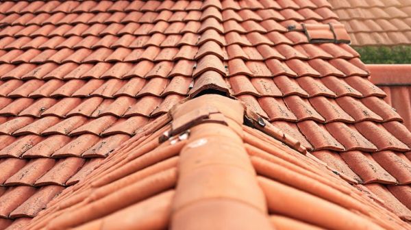 Top services de réparation de toiture par un couvreur zingueur à Chassieu